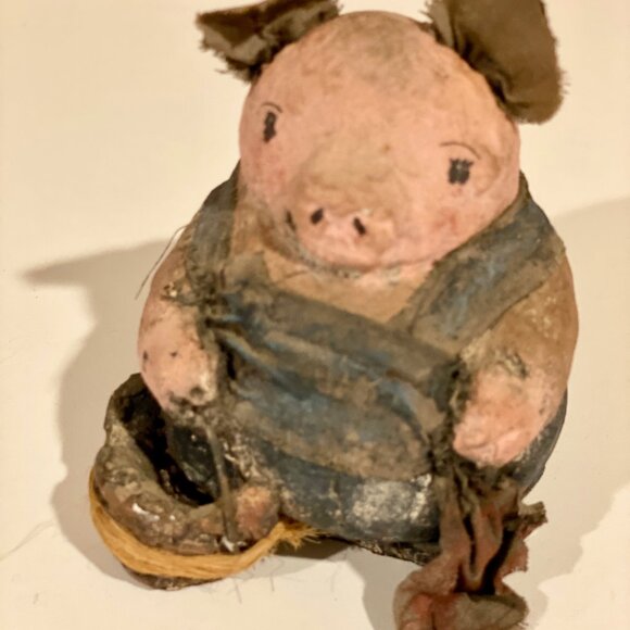 Vintage American Folk Art Clay & Clothโ Working Pig Figurine - 3x3 Inches - Picture 6 of 7